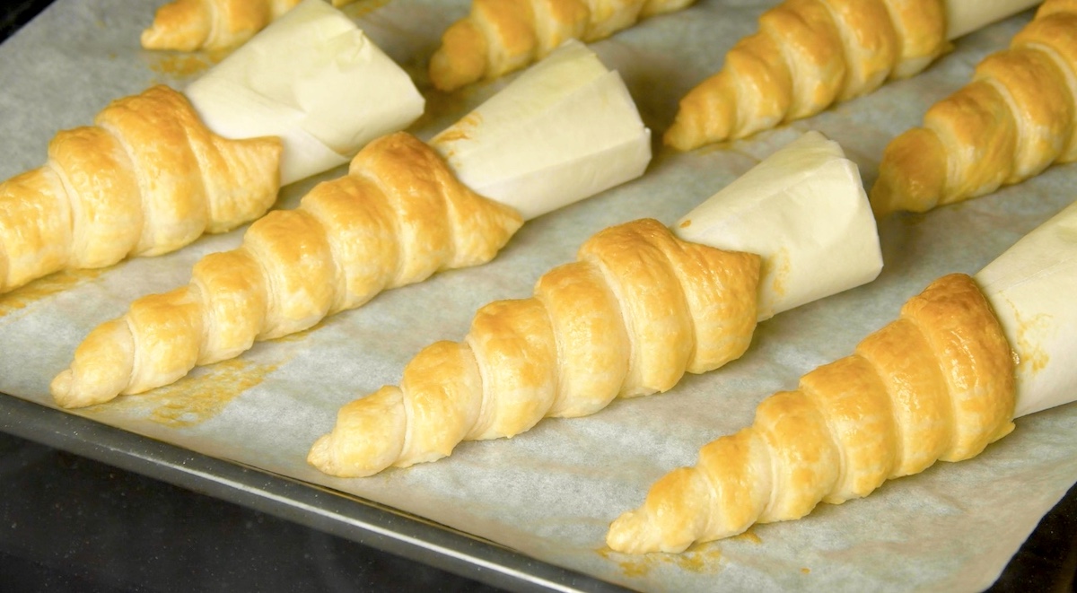 former des entonnoirs de pâte feuilletée