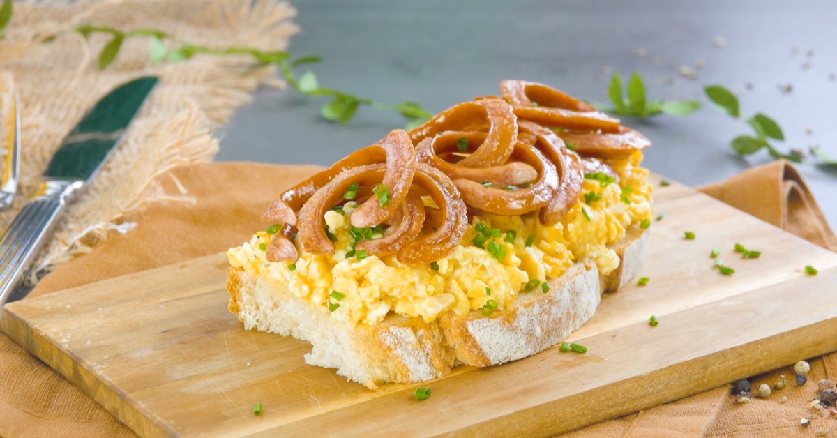 Casse-croûte aux œufs et saucisses
