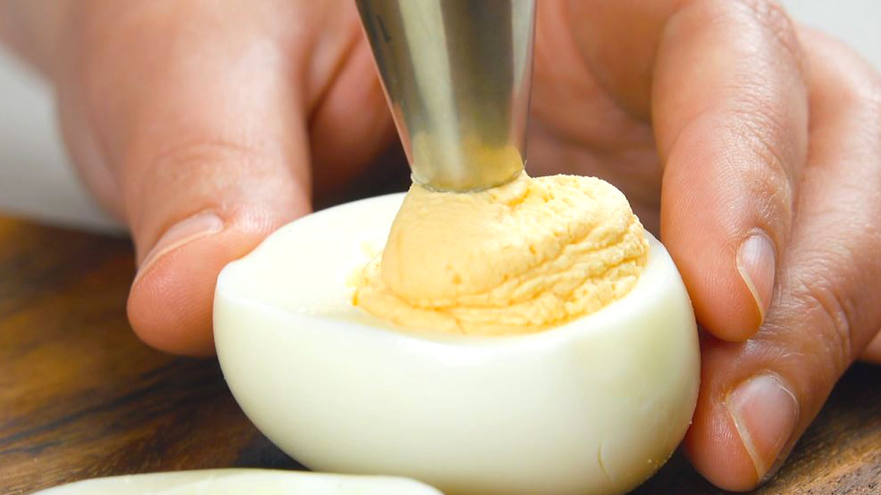 mettre la crème dans les œufs