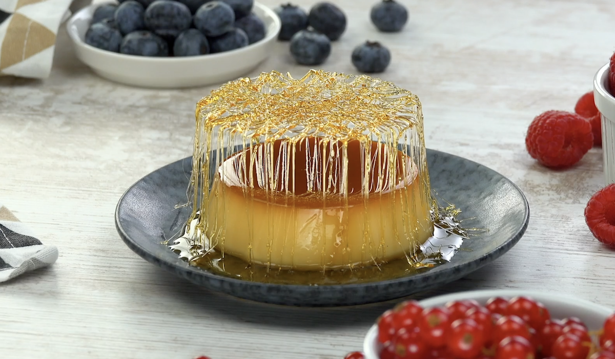 Dessert crémeux, avec une garniture croustillante de caramel