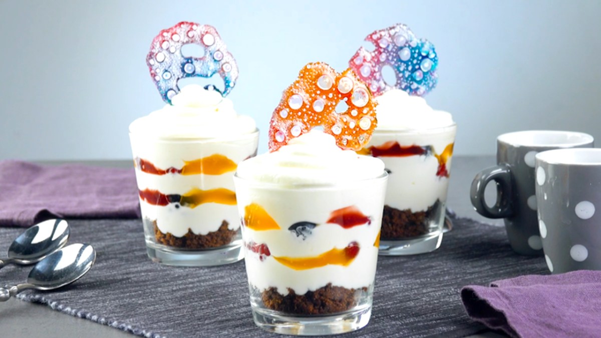 Quatre décorations de desserts avec du sucre liquide