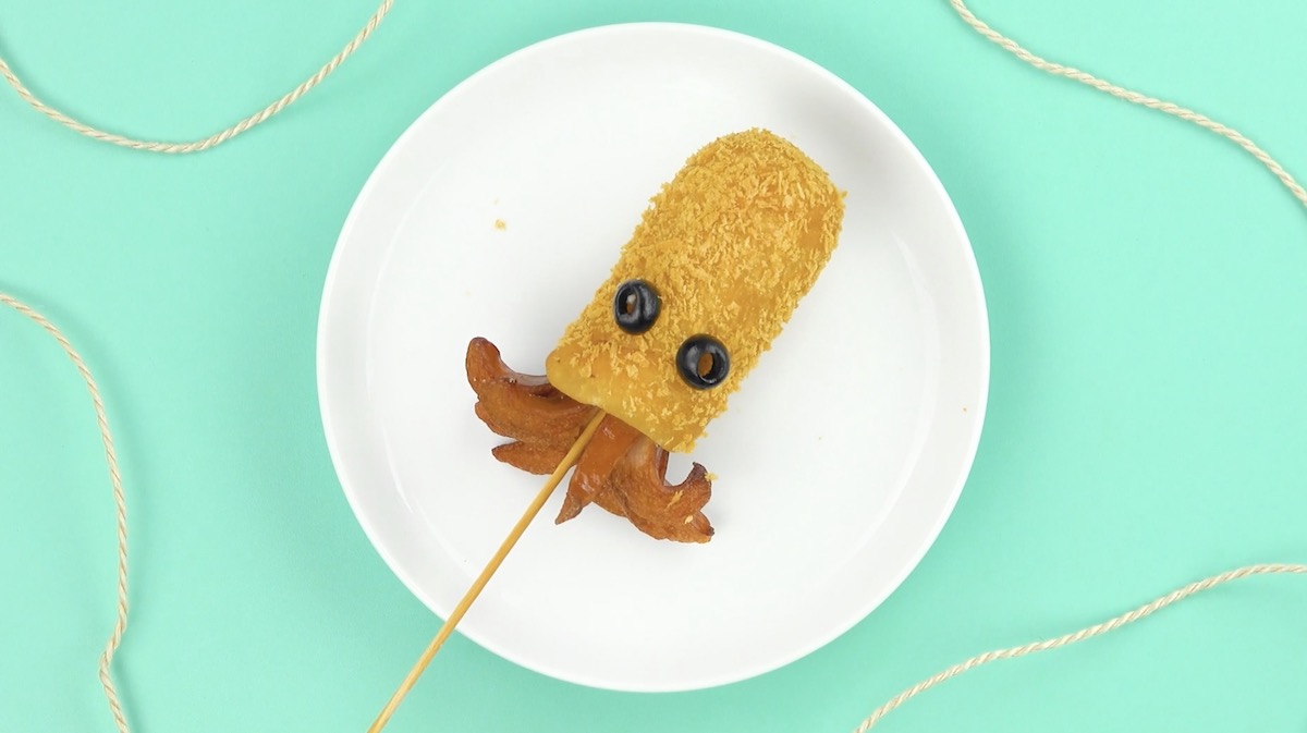 Saucisse en forme de calamar frite sur bâtonnet
