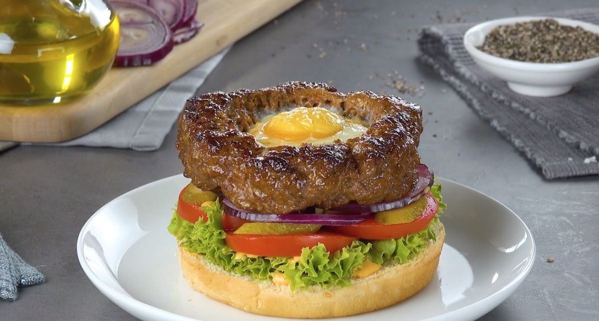 hamburger avec un œuf dans le steak
