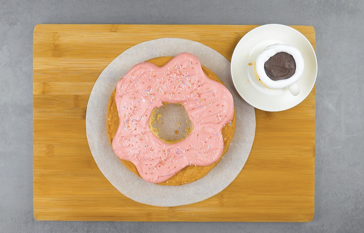 gâteau en forme de donut avec capuccino