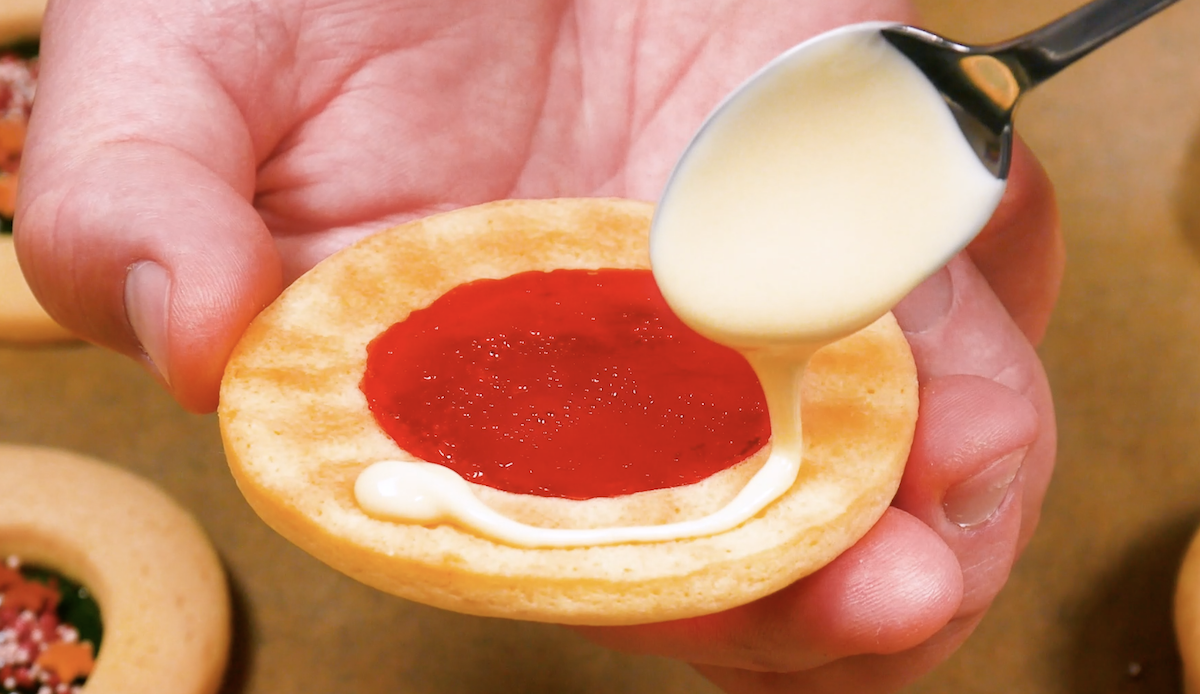étaler du chocolat blanc au dos des biscuits