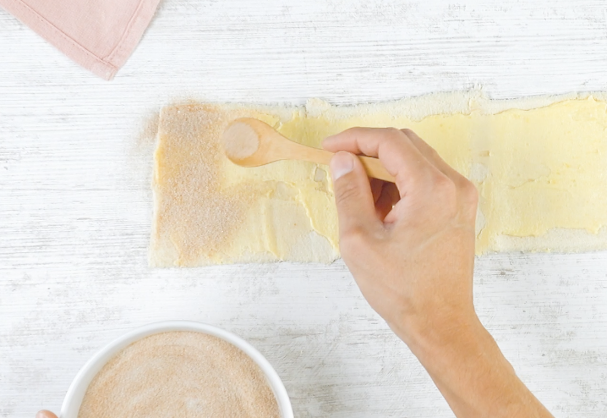 mettre du beurre, du sucre et de la cannelle sur le pain