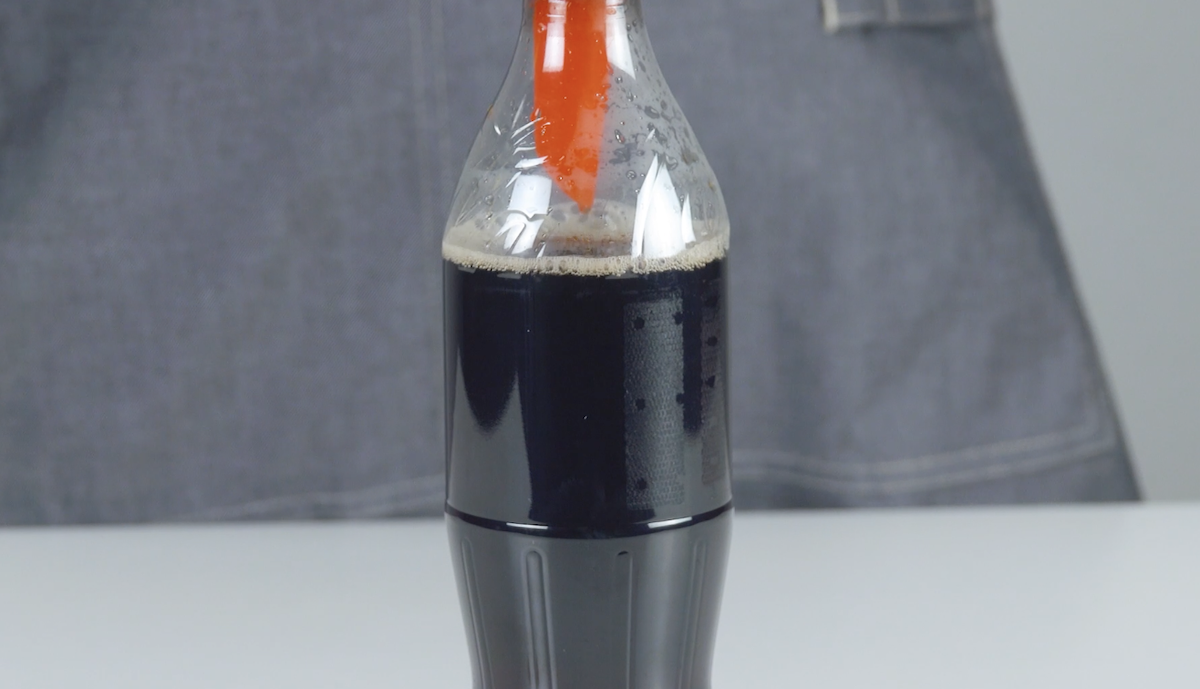 mélanger la gélatine au Coca et verser le tout dans une bouteille