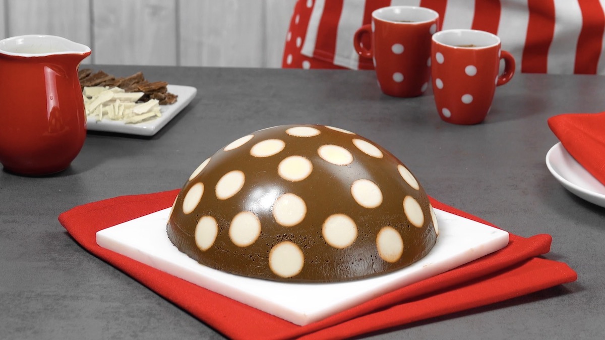 pudding au chocolat avec des taches blanches