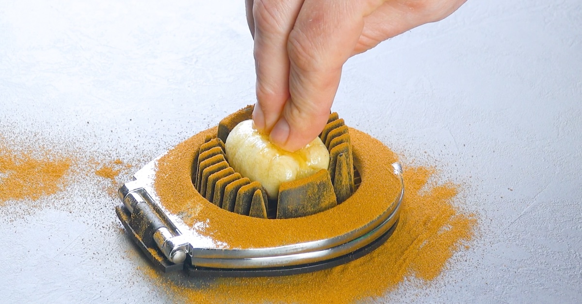 appuyer les biscuits dans le coupe-œuf