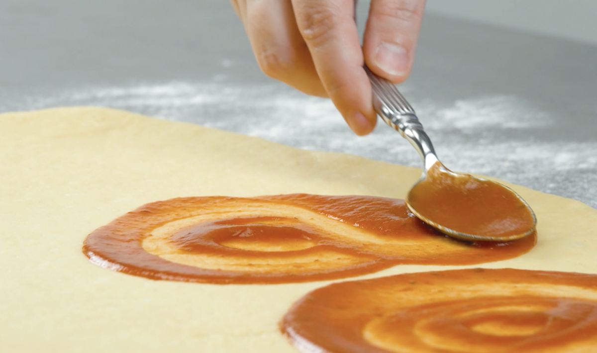 étaler la sauce tomate sur la pâte