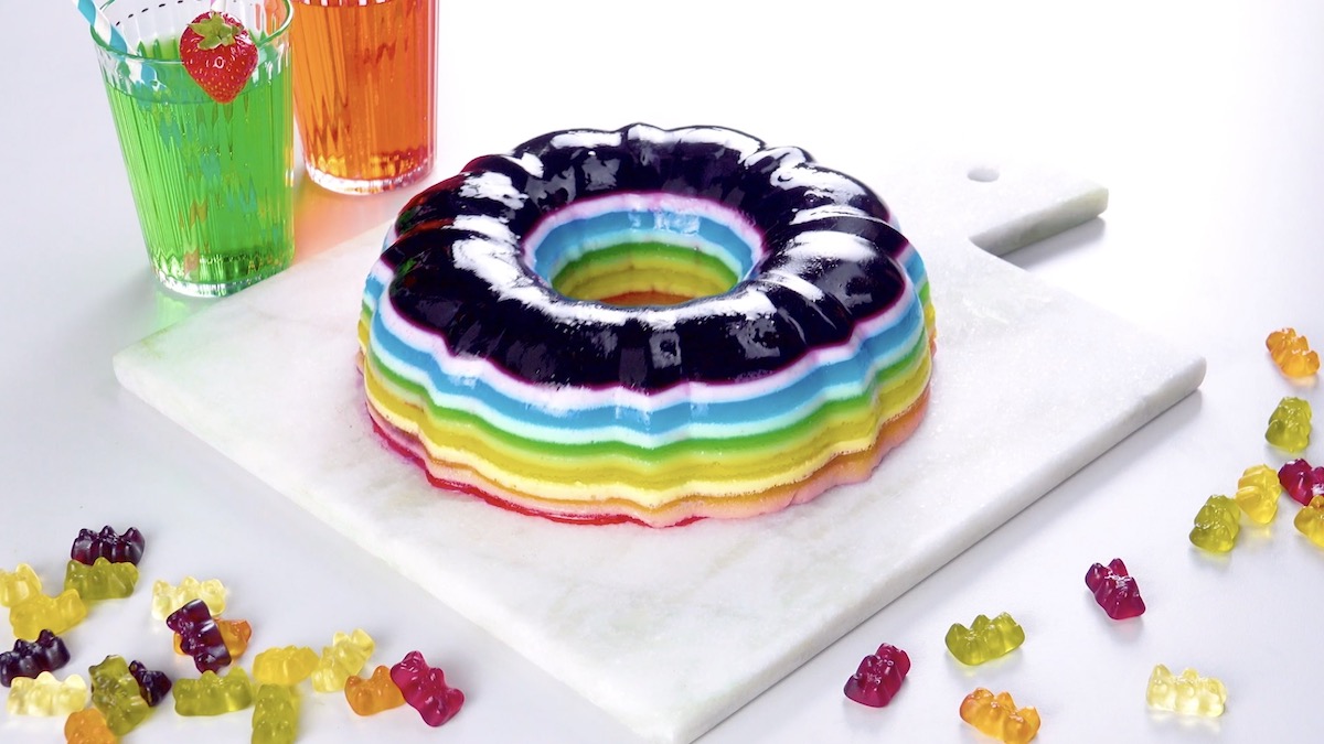 Gâteau de gelée aux couleurs de l'arc-en-ciel