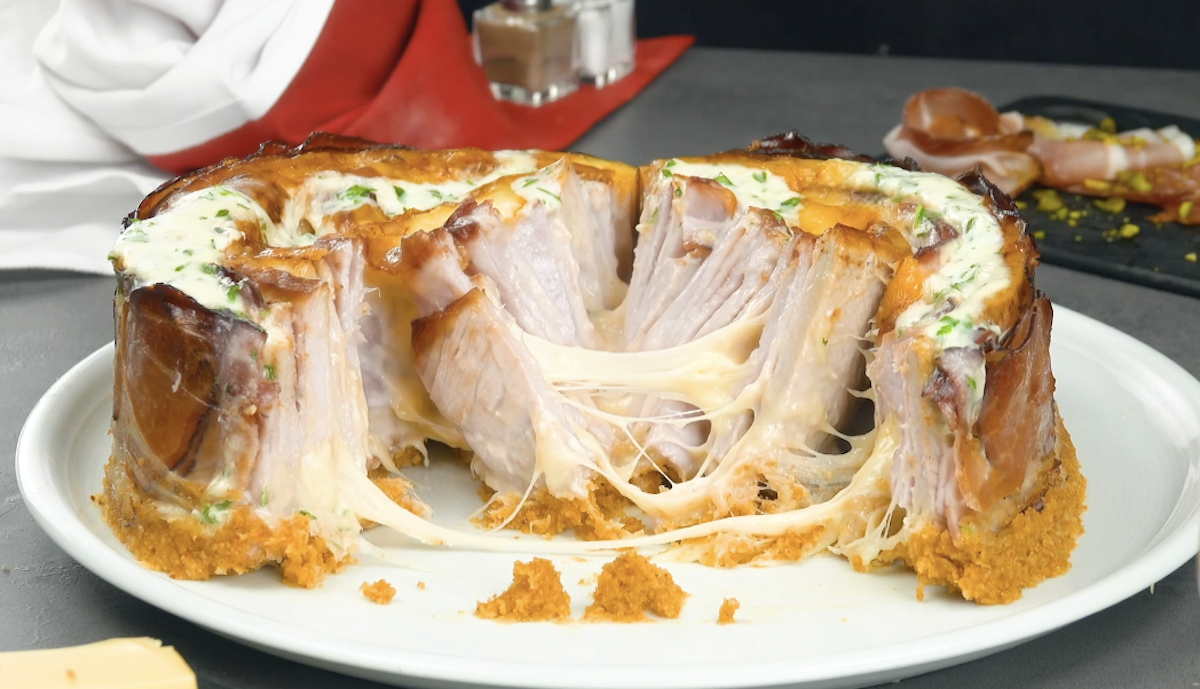 filet de porc en gâteau copieux avec du fromage et du jambon