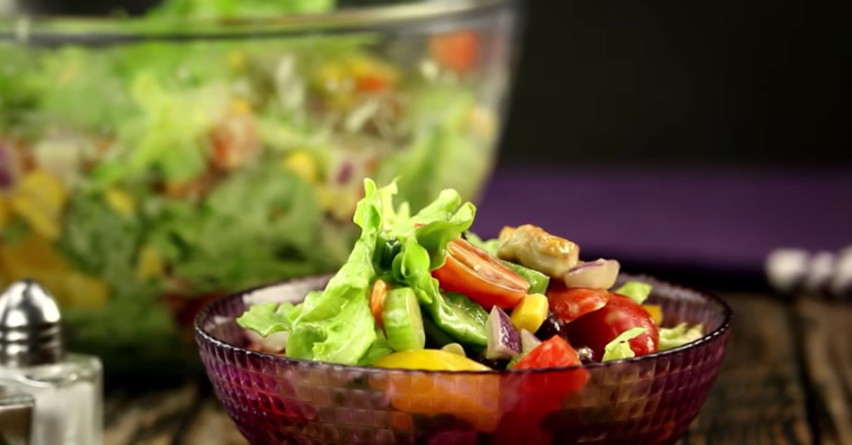 Salade mexicaine au guacamole servie dans un bol